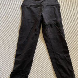 Alo Yoga High-Waist Spatial Capri Pants in Black (Small)